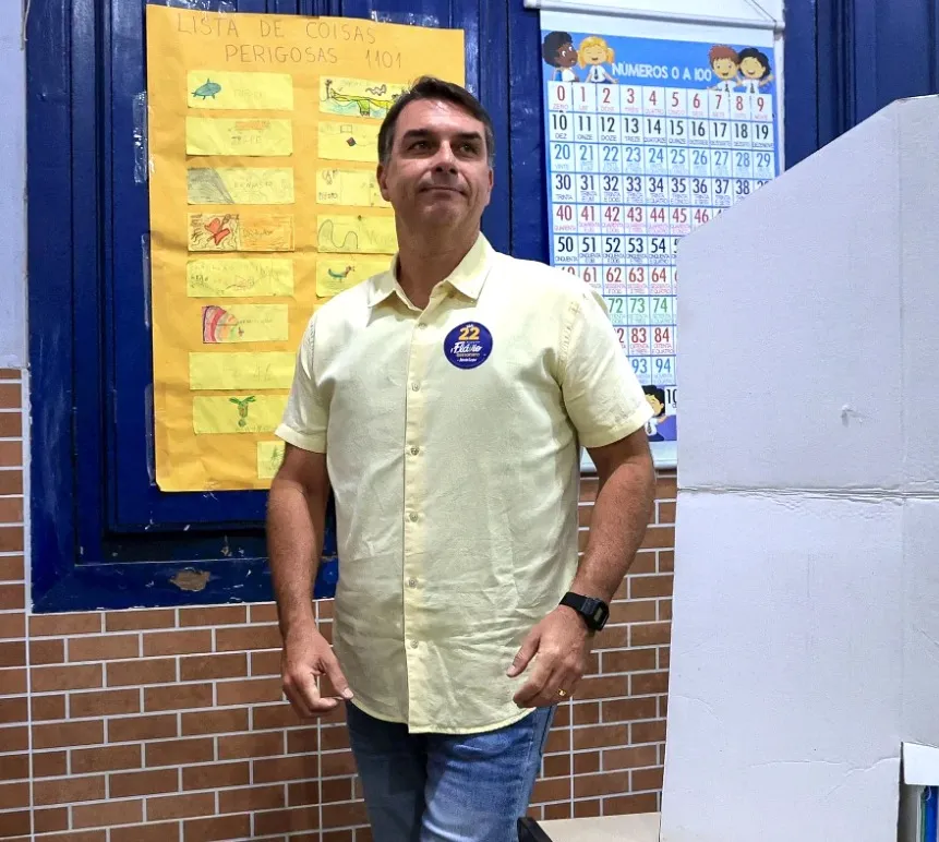 Campanha de Flávio Bolsonaro pede ao TSE extensão do horário de votação em MG e RS por chuvas